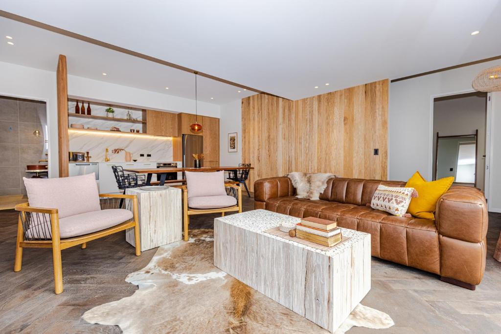 奥阿库尼Rata Boutique Apartments的客厅配有沙发和桌子