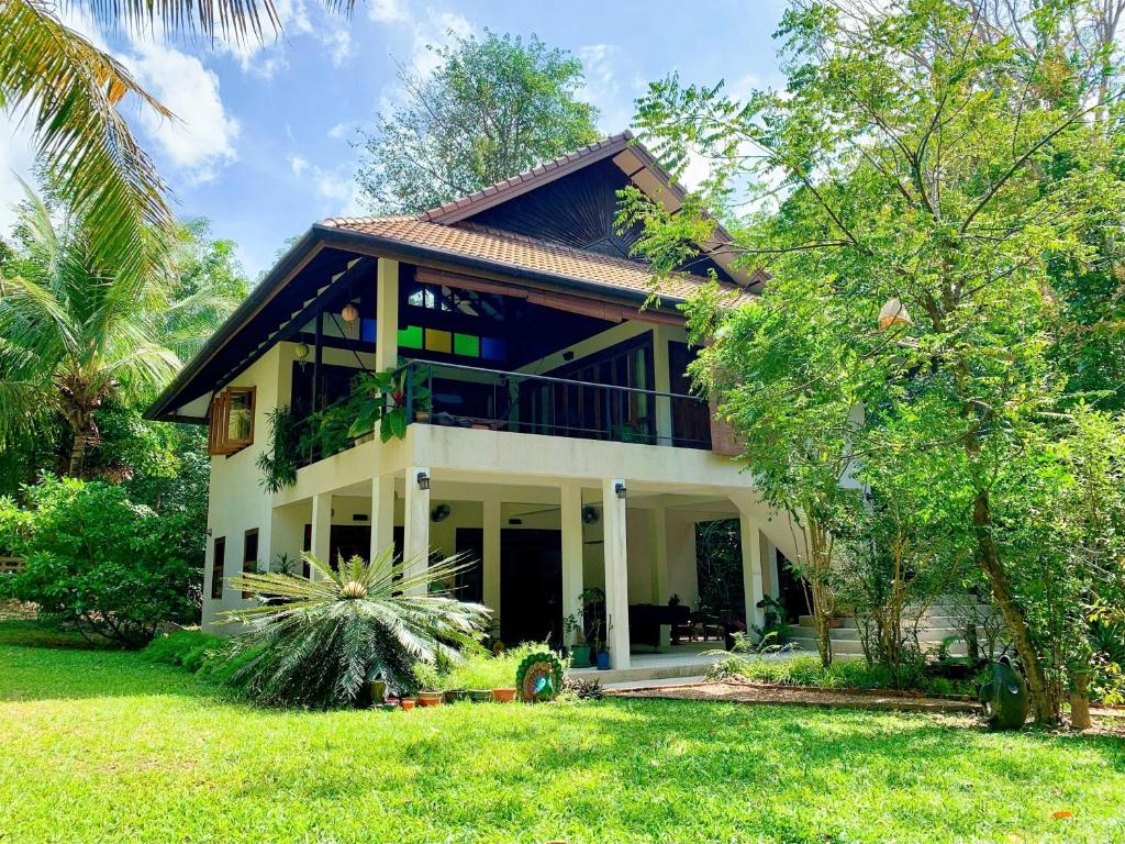 俊穆岛VillaVarin Ko Jum - Nature, Space & Luxury的一个带大阳台和庭院的房子