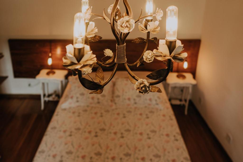 欧鲁普雷图Pousada Casa do Pilar的房间里的鲜花吊灯