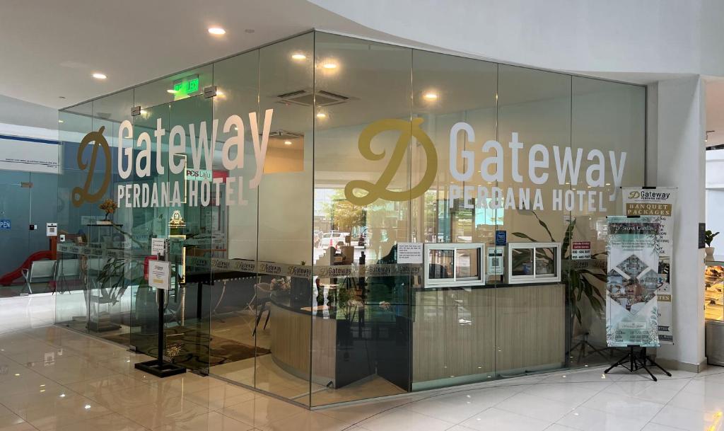 班吉D Gateway Perdana Hotel Bangi的购物中心的玻璃展示箱