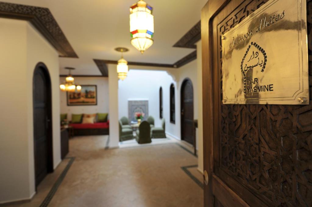 丹吉尔亚斯曼住宿加早餐旅馆的走廊上设有门,上面有标志