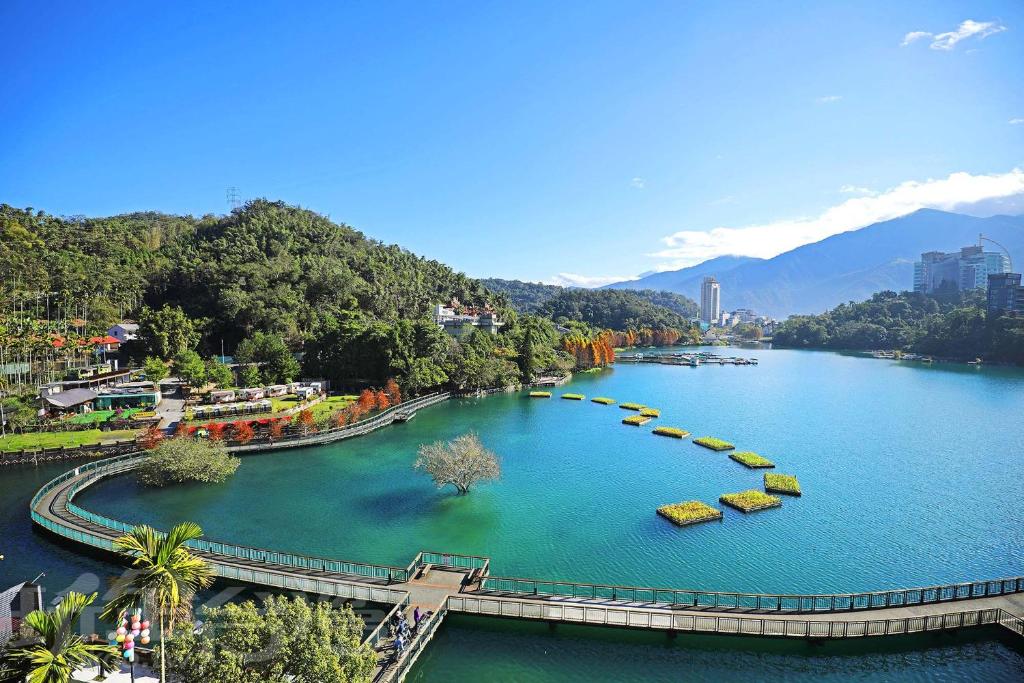 鱼池乡日月湾民宿的享有河流的空中景色,其中有船只