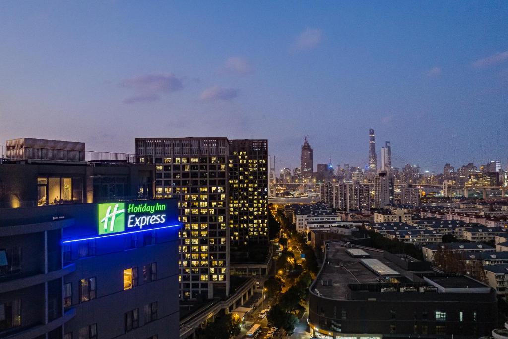 上海上海世博中心智选假日酒店的享有城市天际线的美景。
