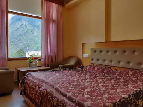 乔斯希马特HOTEL MOUNTAIN VIEW的一间卧室设有一张大床和一个窗户。