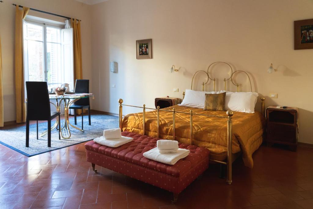 佛罗伦萨雷莱斯学院酒店的卧室配有1张床、1张桌子和1把椅子