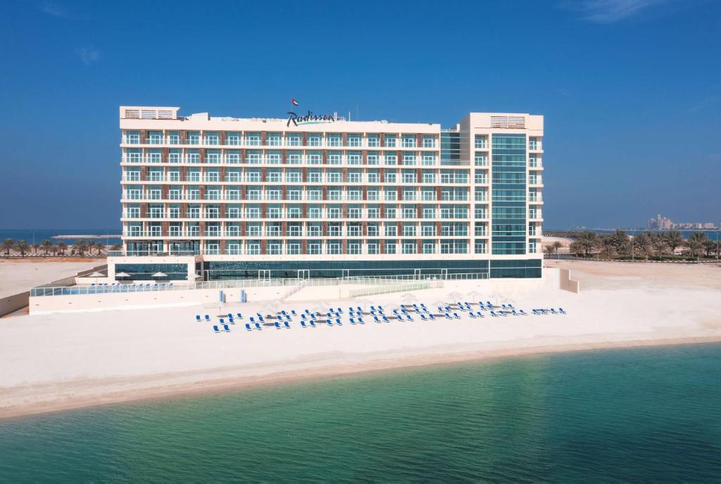 拉斯阿尔卡麦Radisson Resort Ras Al Khaimah Marjan Island的海边的酒店