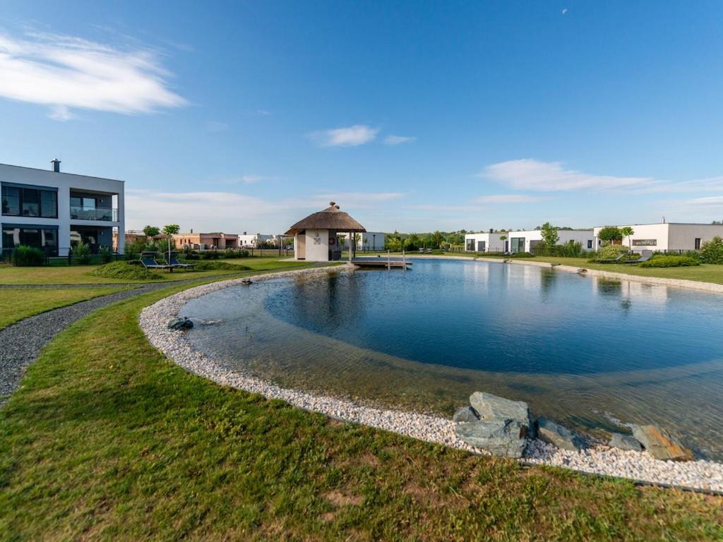 斯拉Elite Holiday Home in Lutzmannsburg with Pool的庭院中带凉亭的水池