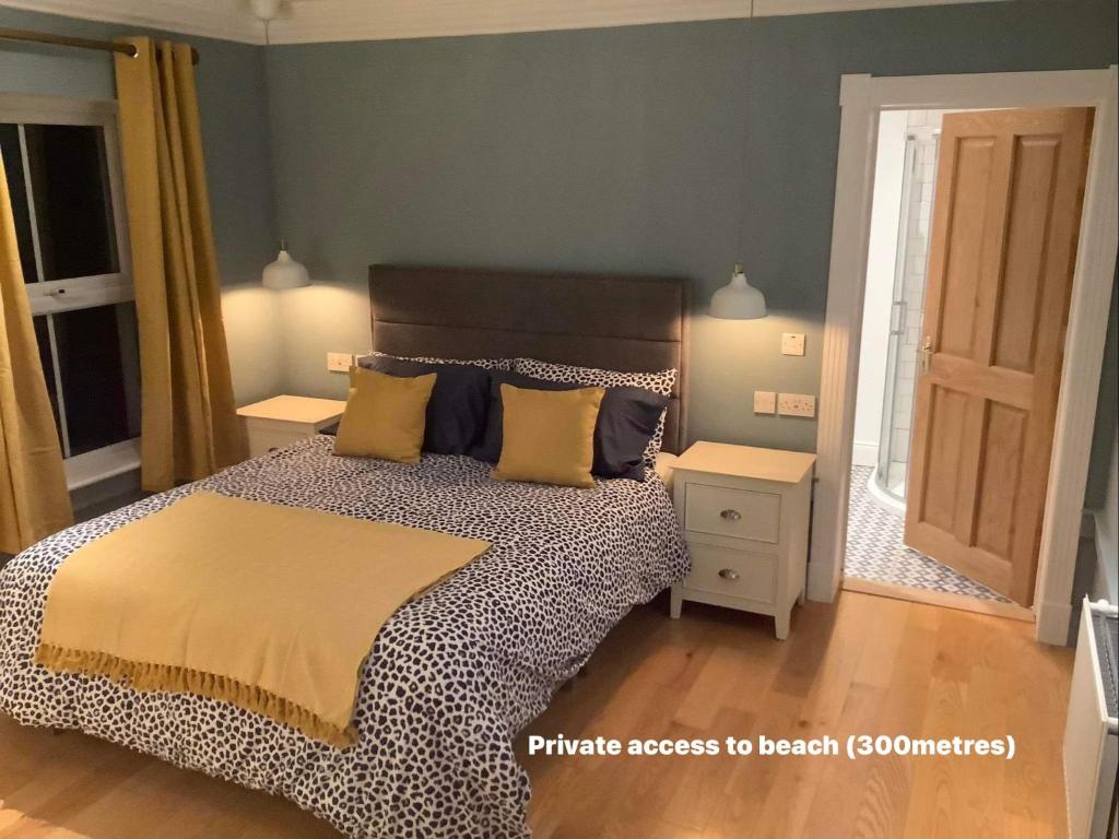 基利贝格斯Puffin Lodge Accomodation的一间卧室配有一张带黄色枕头的大床