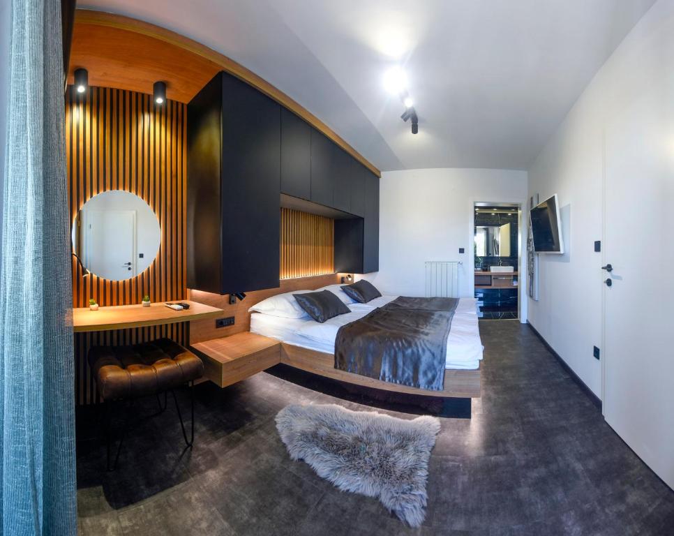 扎达尔Jazine lux apartment E&T的一间卧室配有一张大床和镜子