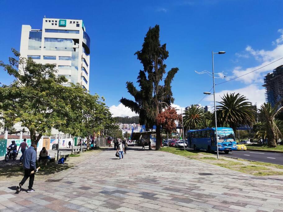 基多Dormitorio Independiente的一群人乘坐公共汽车沿着街道走