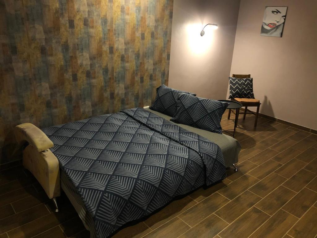 乌曼岛Квартира в центре города的一间卧室配有一张床和一把椅子