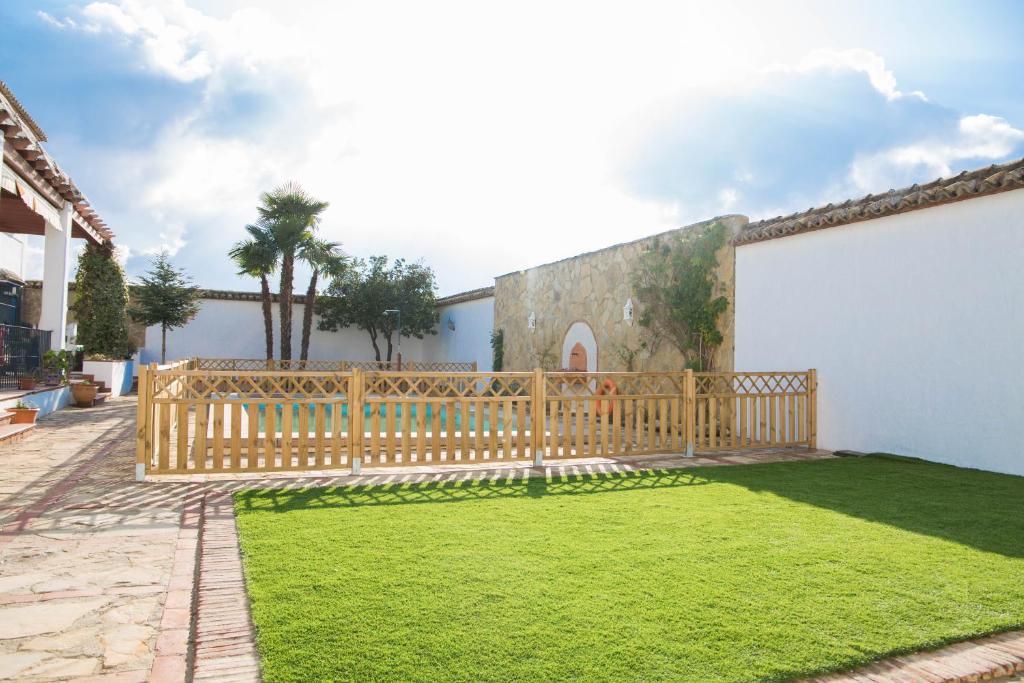 丰特-德彼德拉Casa Rural Aire的一个带木栅栏和草地的院子