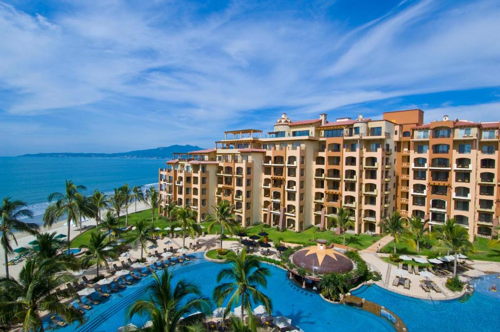 新巴利亚塔Villa La Estancia Beach Resort & Spa Riviera Nayarit的享有带游泳池和海洋的度假村的空中景致