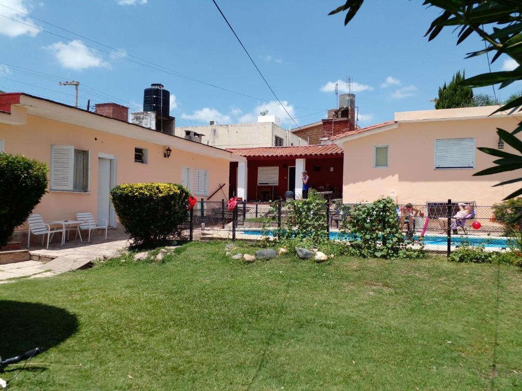 维拉卡洛斯帕兹Amanitas Posada的一座带游泳池的房屋的后院