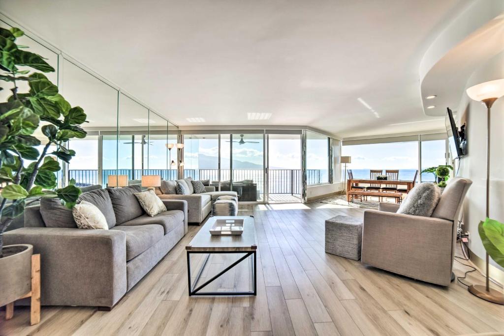 怀卢库Luxurious Maui Getaway with Panoramic Ocean Views!的客厅配有沙发和桌子