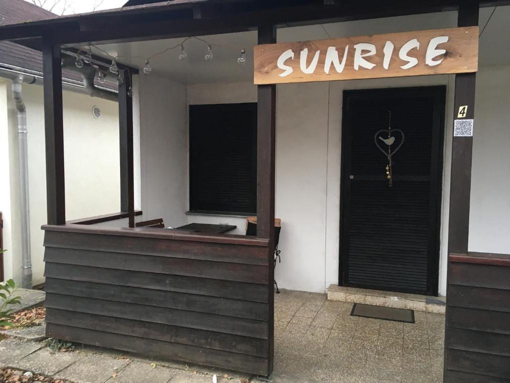卡特兹奥布萨维Sunrise in Terme Catez的一间阳光明媚的餐厅,门口设有标志