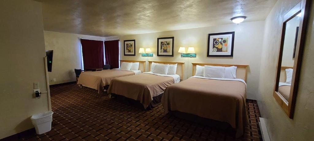 里兹波特Economy Inn的一间酒店客房内设有两张床的房间
