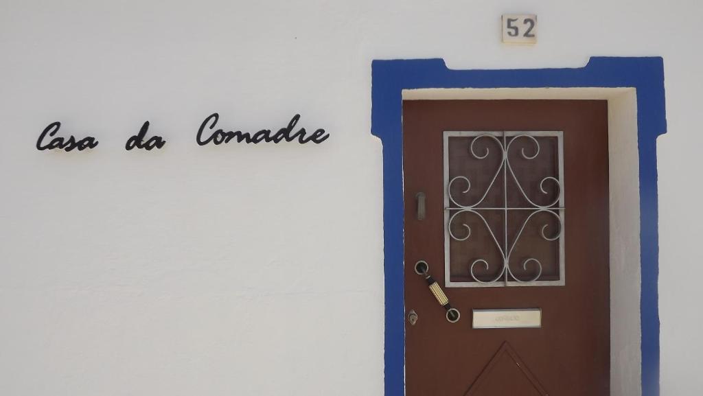 São Pedro do Corval大巴康美德度假屋的带有读爱情的标志的门