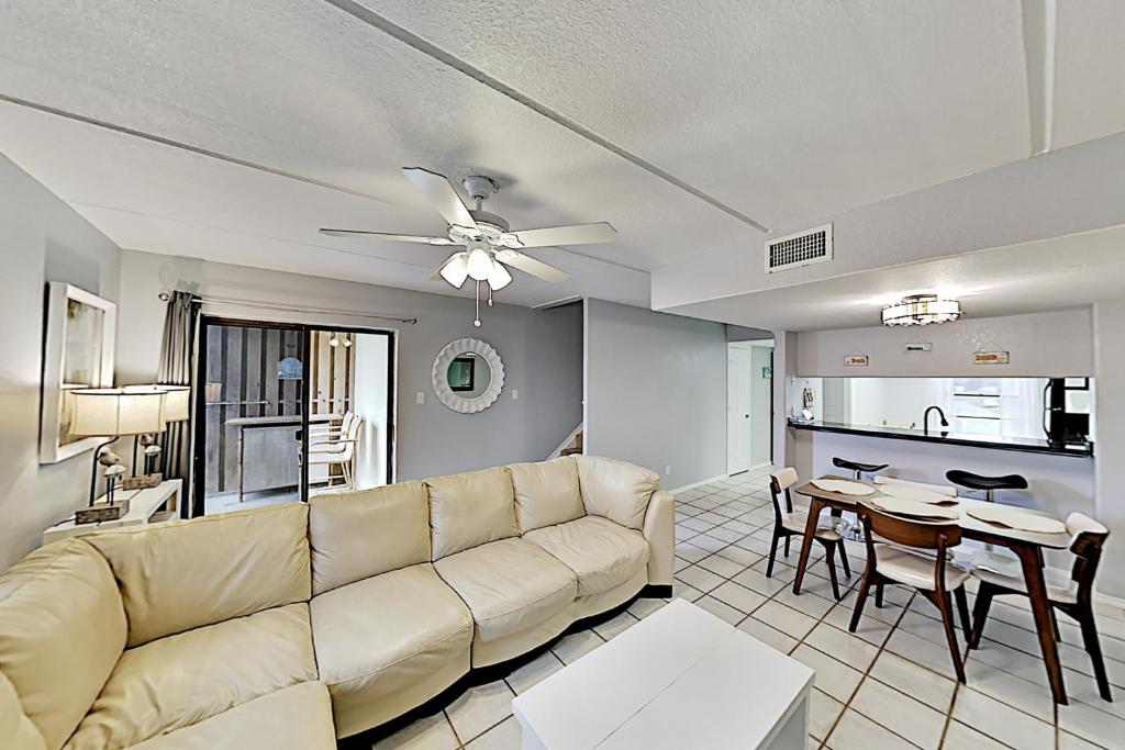 南帕诸岛Habitat Condos的客厅配有沙发和桌子