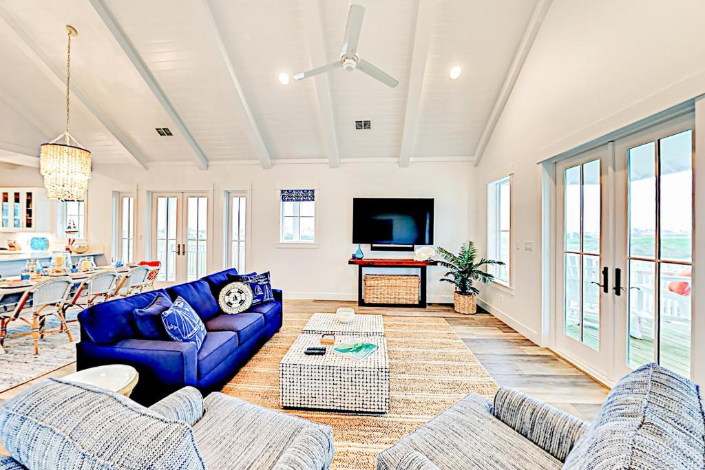 阿兰瑟斯港Golf Course Living at Palmilla Beach的客厅配有蓝色的沙发和电视