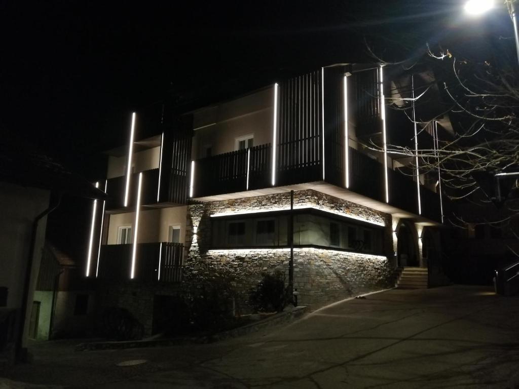 科莱伊萨尔科Aparthotel Pichler的夜间用街灯点亮的建筑物
