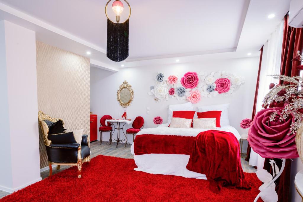 HésingueLa Chambre des Secrets的红色和白色的卧室配有床和桌子