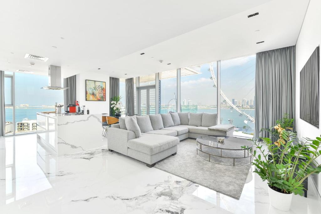 迪拜Luxurious 3 BR w maidroom in BLUEWATERS ISLAND的客厅配有白色家具和大窗户