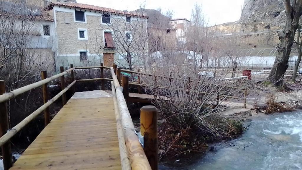 蓬托内斯Molino Elidio的一条在河上划着雪的木桥