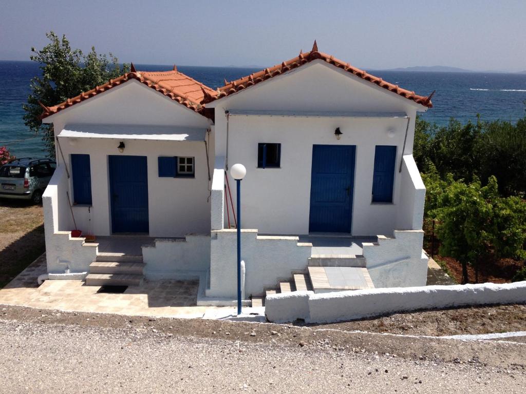 Nees KidoniesGeorge Paradise的海滨白色房子,设有蓝色门