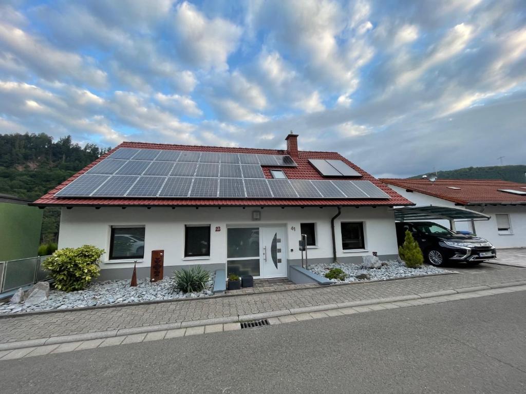 LambrechtDicker Stein的屋顶上设有太阳能电池板的房子
