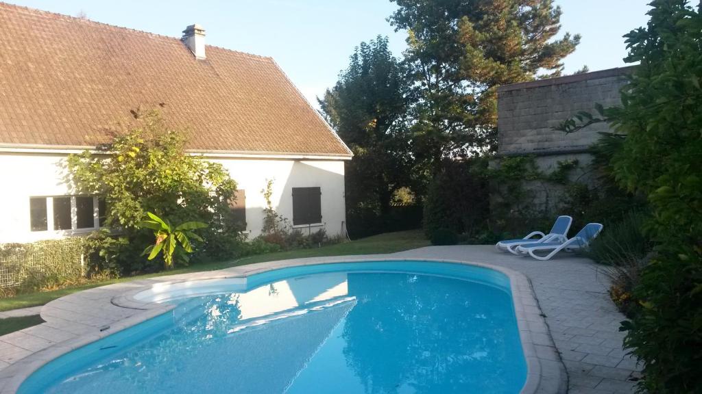 la Maison d'Arbouet的一座房子后院的游泳池
