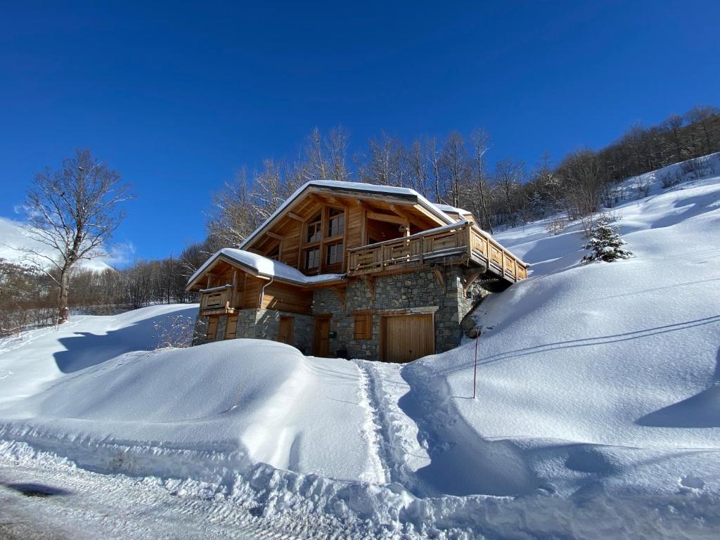 圣费朗索瓦-隆尚mini duplex dans chalet的雪中的一个小木屋,下了很多雪