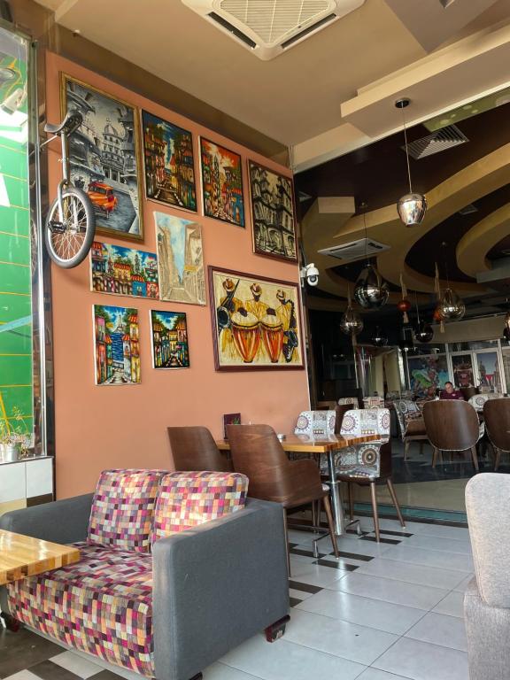 Hotel Havana Loznica的休息区