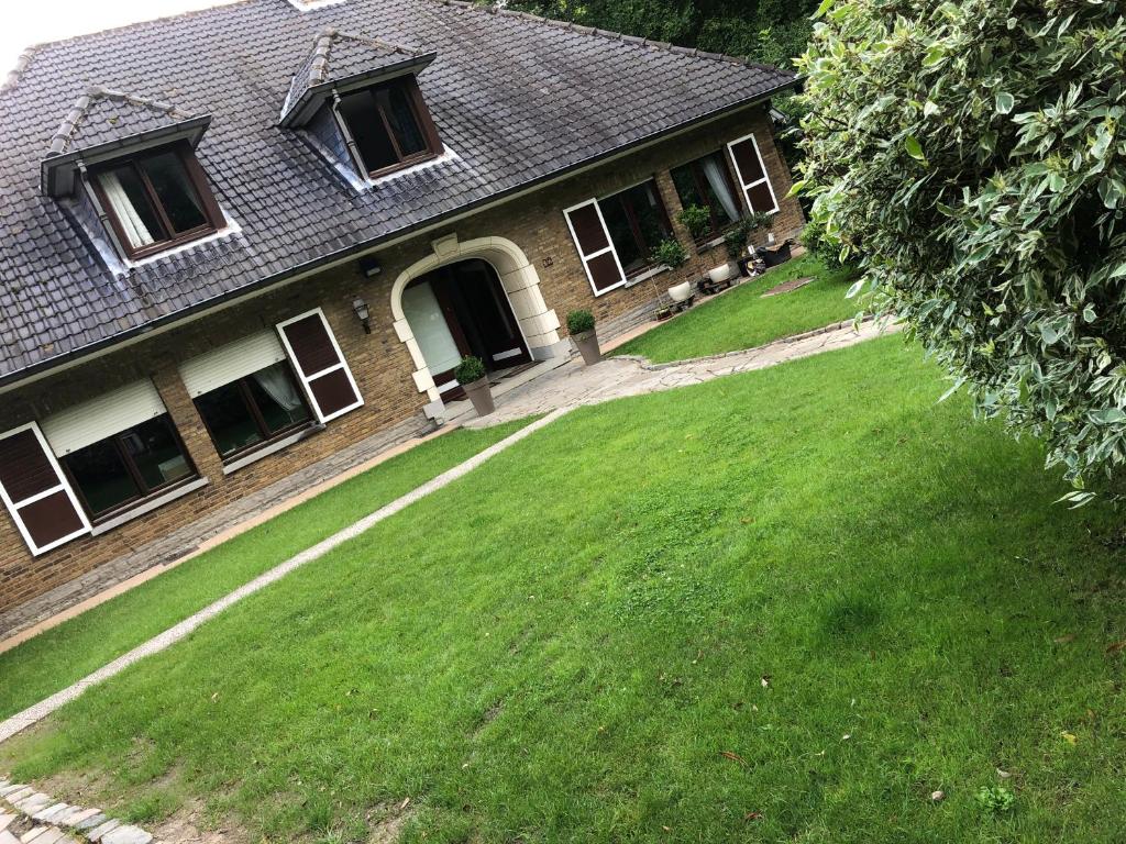 贝尔戈斯cosy-rooms-party-villa的前面有绿色草坪的房子