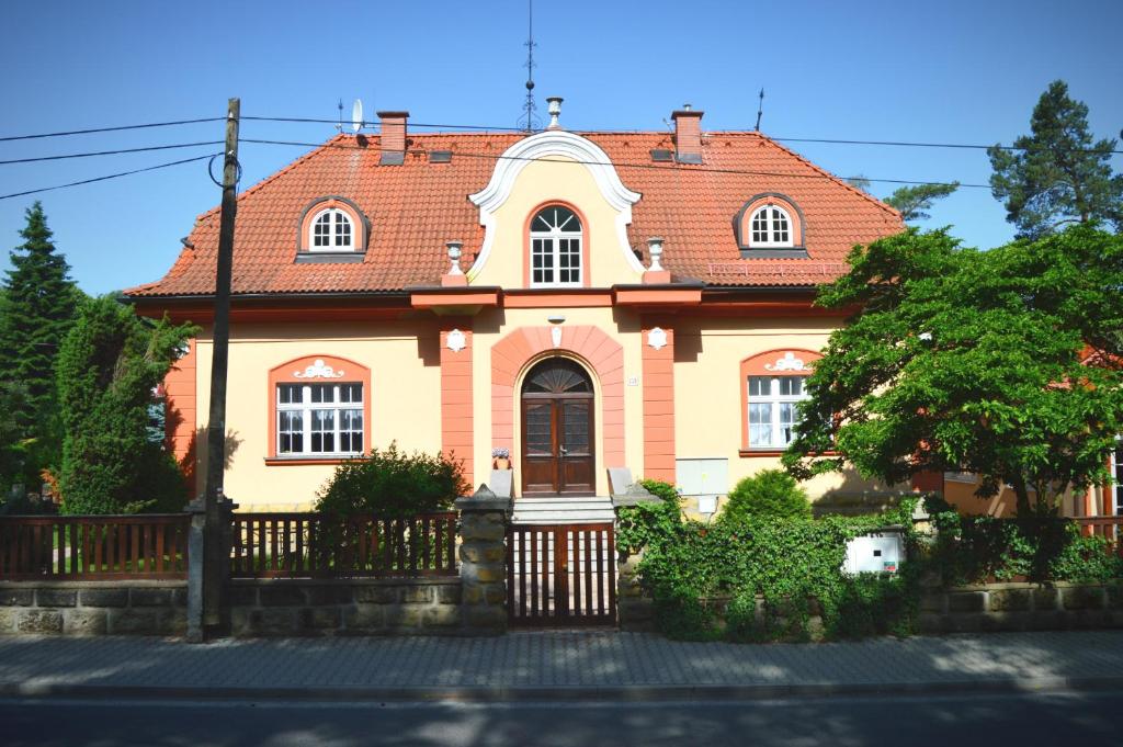 斯塔勒斯普拉维Splavský zámeček的一座红色屋顶和围栏的房子