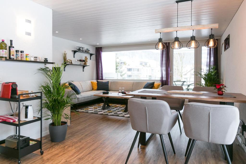 英格堡Spirit Apartments - Balkon - Bergsicht - Parkplatz的客厅配有桌椅和沙发