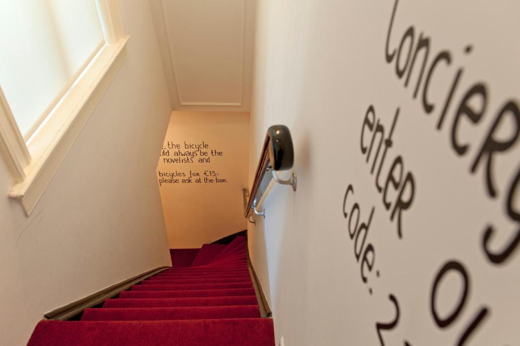 Amsterdam Rembrandt Square city center Hotel的证书、奖牌、标识或其他文件