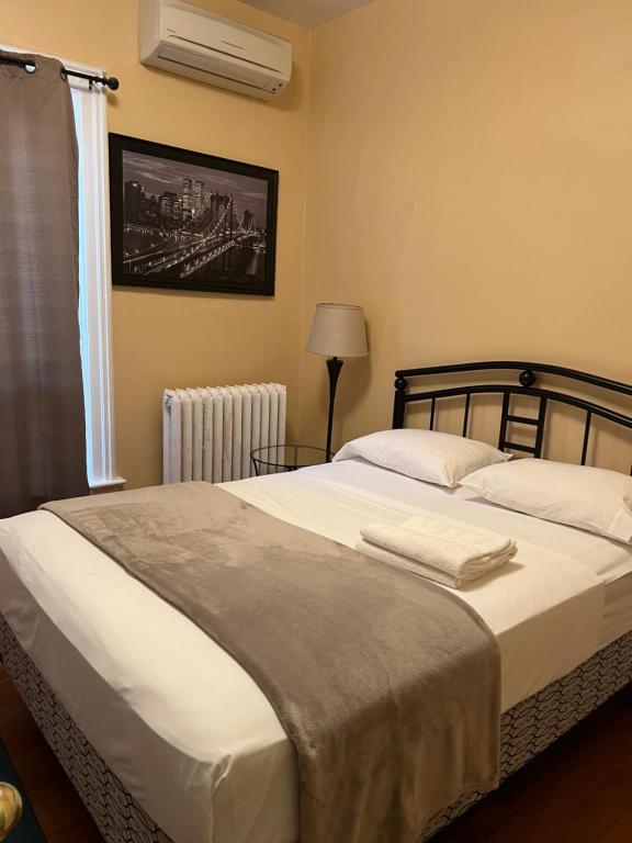 多伦多Adas Guesthouse的卧室设有一张白色大床和一扇窗户。
