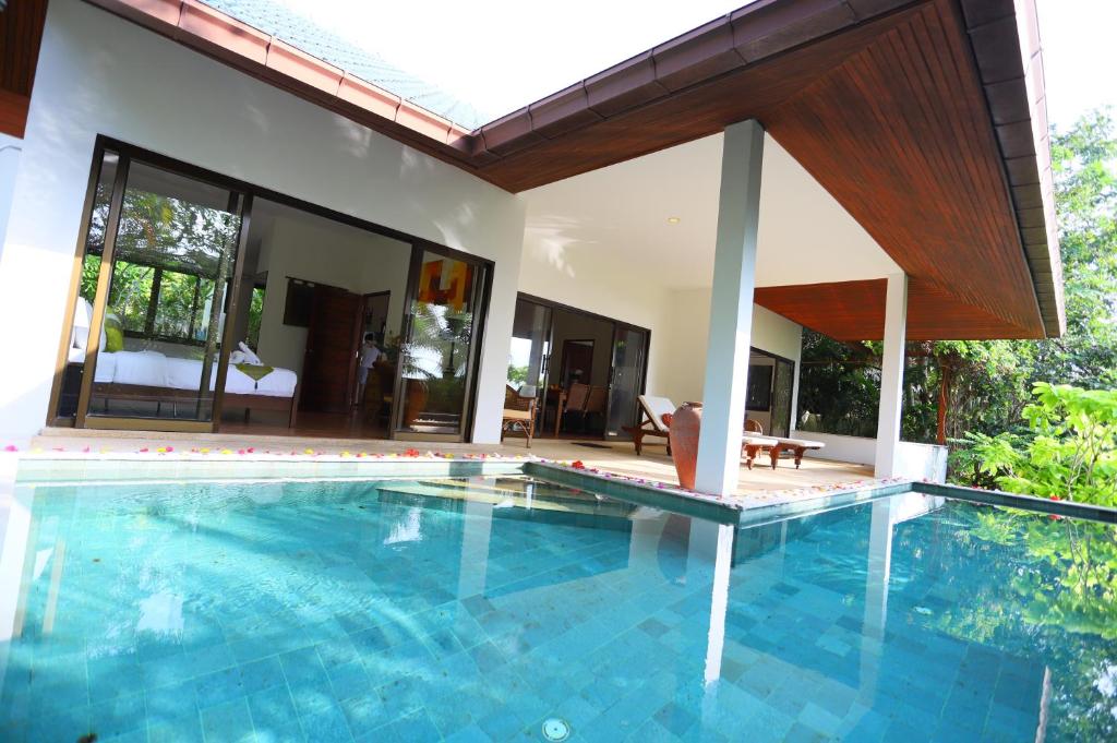 苏梅岛Samsara villa第三栋别墅的一座房子后院的游泳池