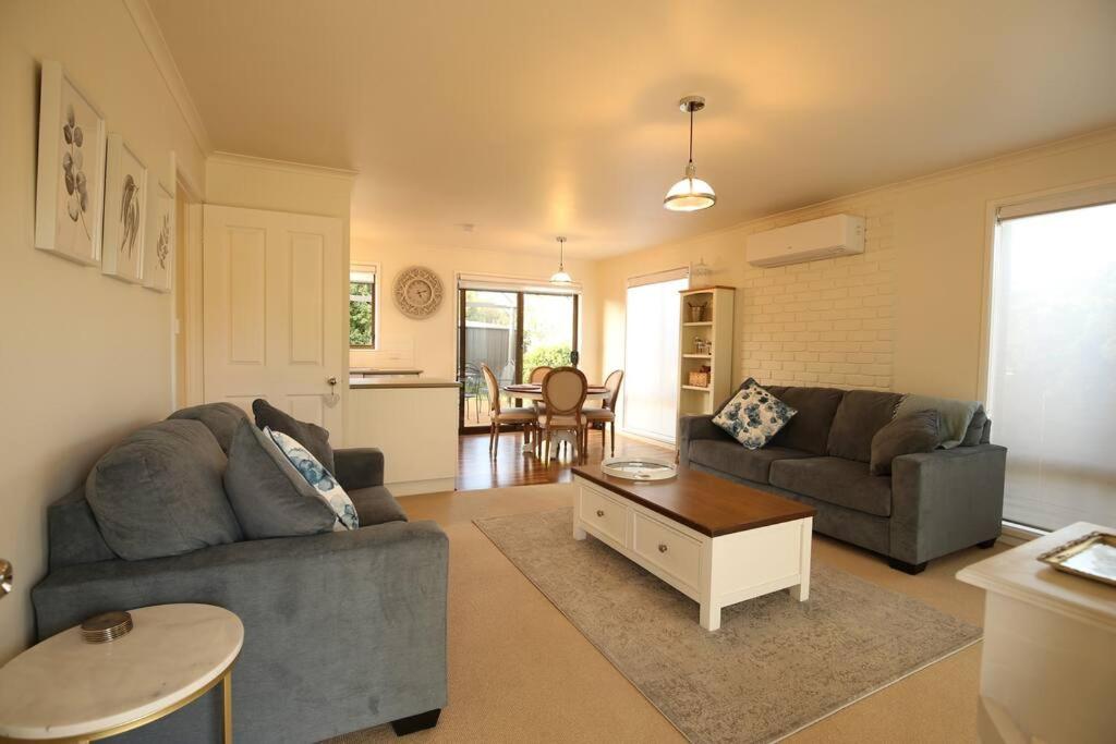 里士满Bridgecroft Cottage - Cosy 2 bedroom cottage的客厅配有沙发和桌子