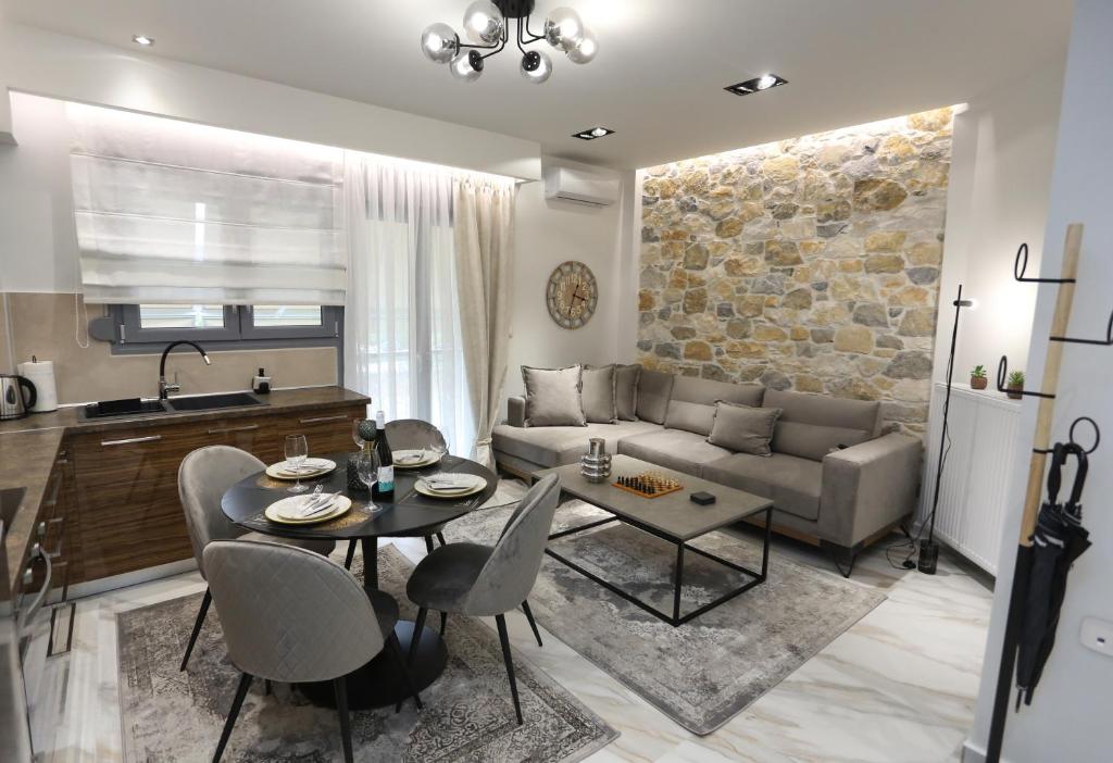 拉里萨LA Larissa Luxury Apartments Trekke的客厅配有沙发和桌子
