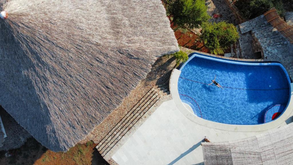圣奥古斯蒂尼罗Zazil Retreat的房屋旁游泳池的顶部景色