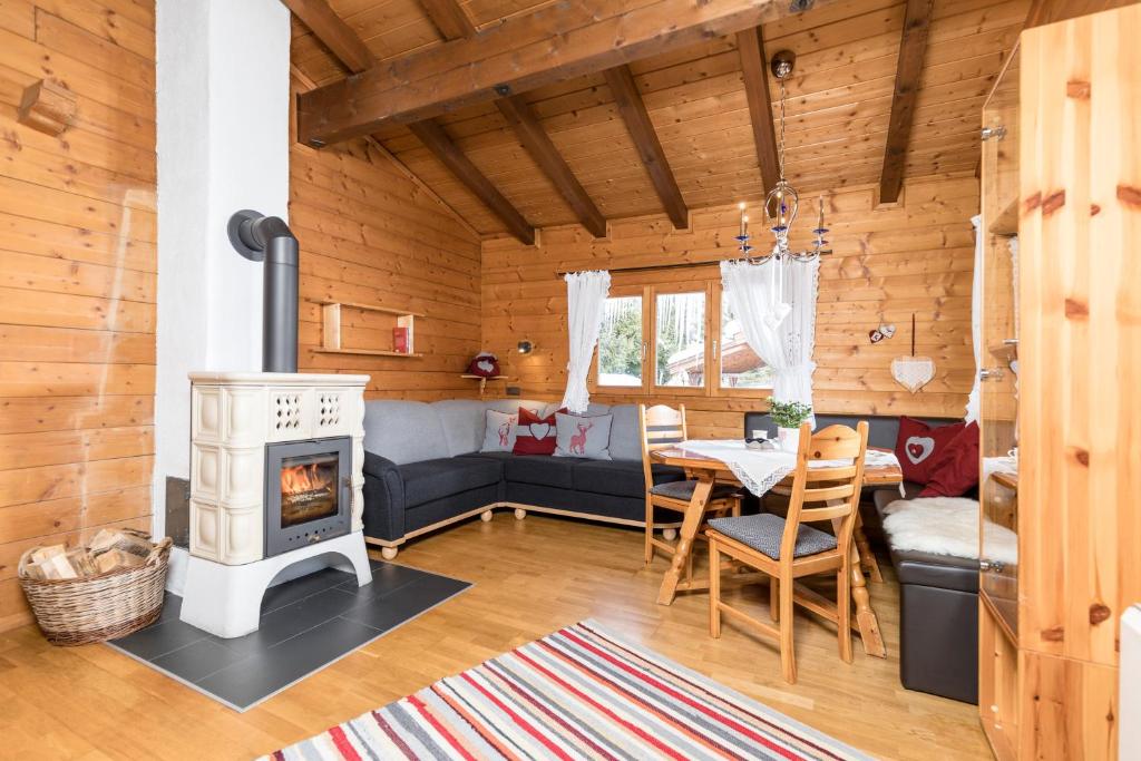 毛拉赫Alpen-Chalets Achensee的小木屋内带壁炉的客厅