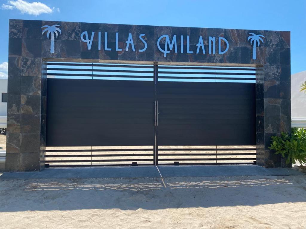 San BenitoVillas Miland - San Benito Beach的海滩上一座建筑的车库门