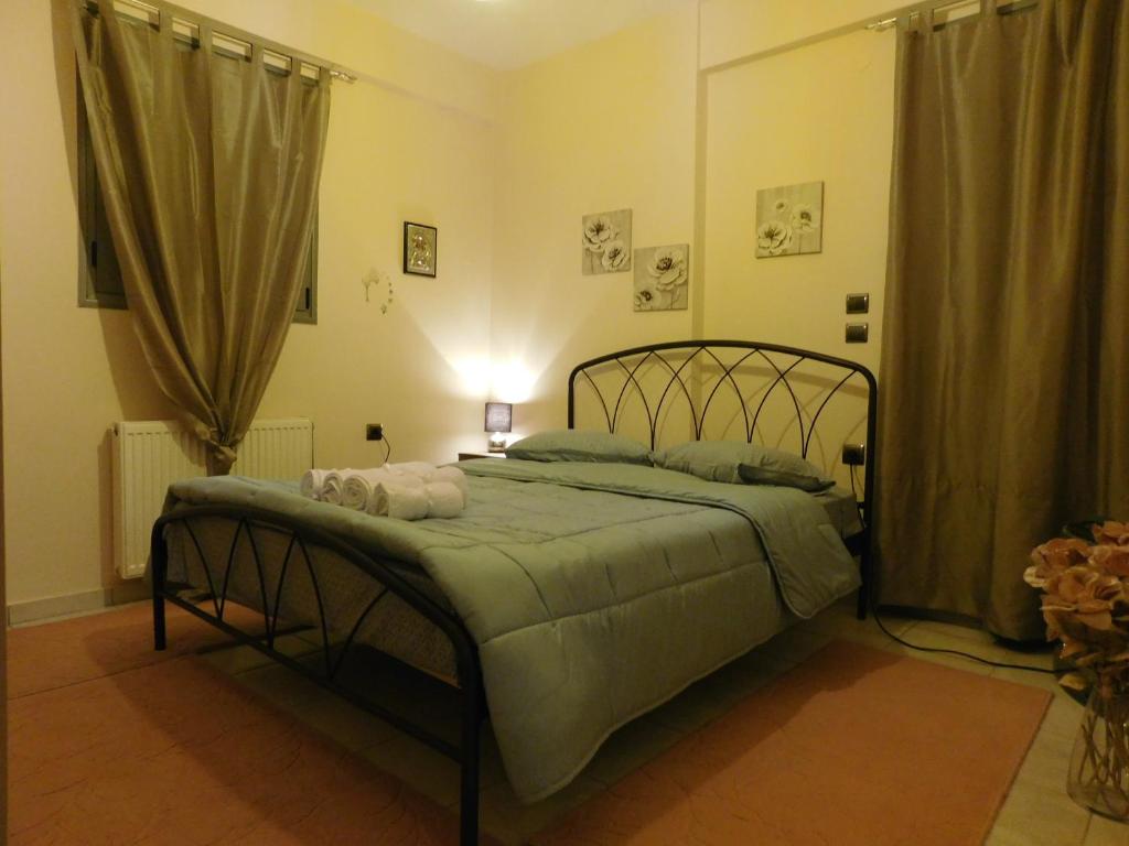 约阿尼纳HOME SWEET HOME的一间卧室配有一张带绿色棉被的床