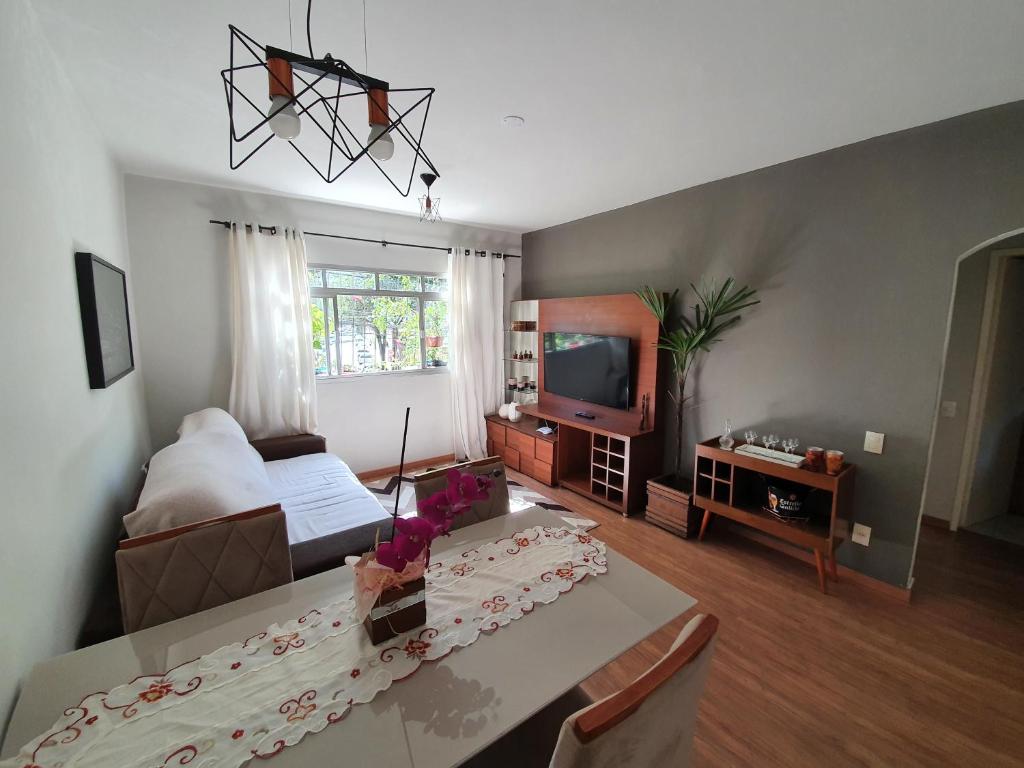 维多利亚Apto com dois quartos no bairro de Jardim Camburi的一间带床和电视的客厅