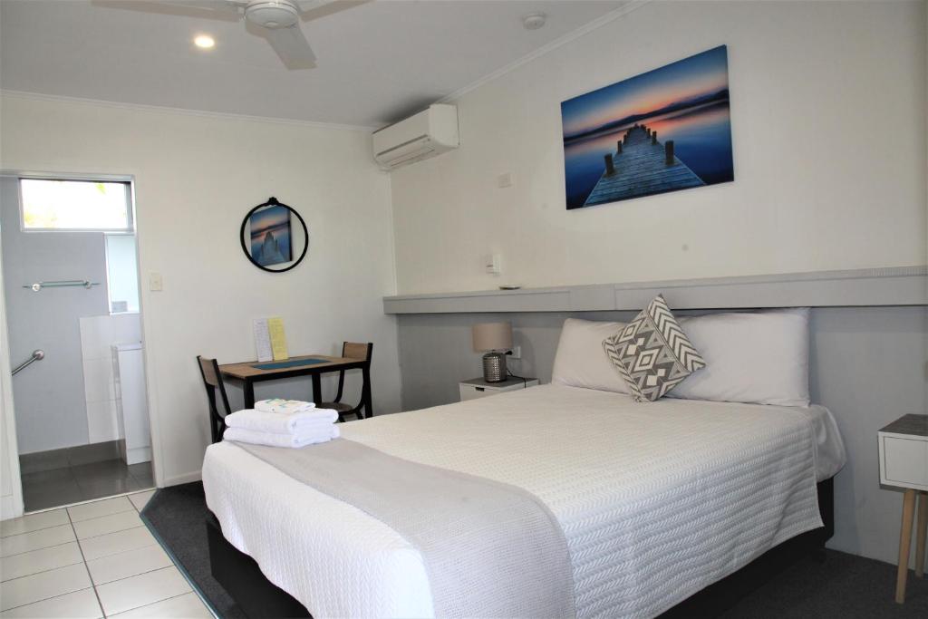 班达伯格魅力之城汽车旅馆的卧室设有一张白色大床和一扇窗户。