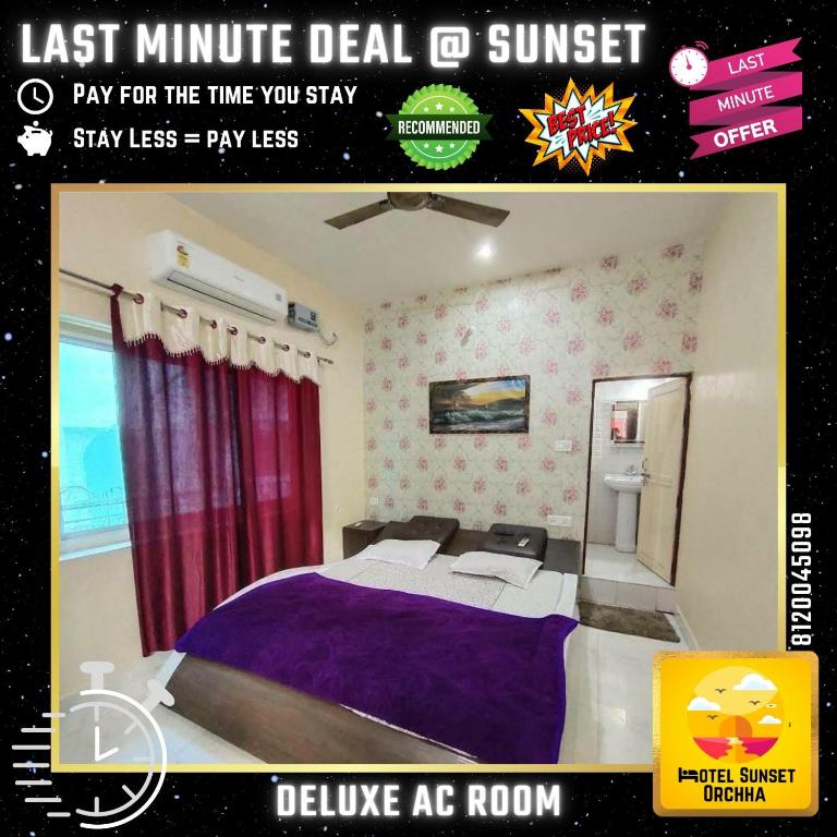 奥拉奇哈Last Minute Deal @ Hotel Sunset的一张带紫色床单的海报的卧室