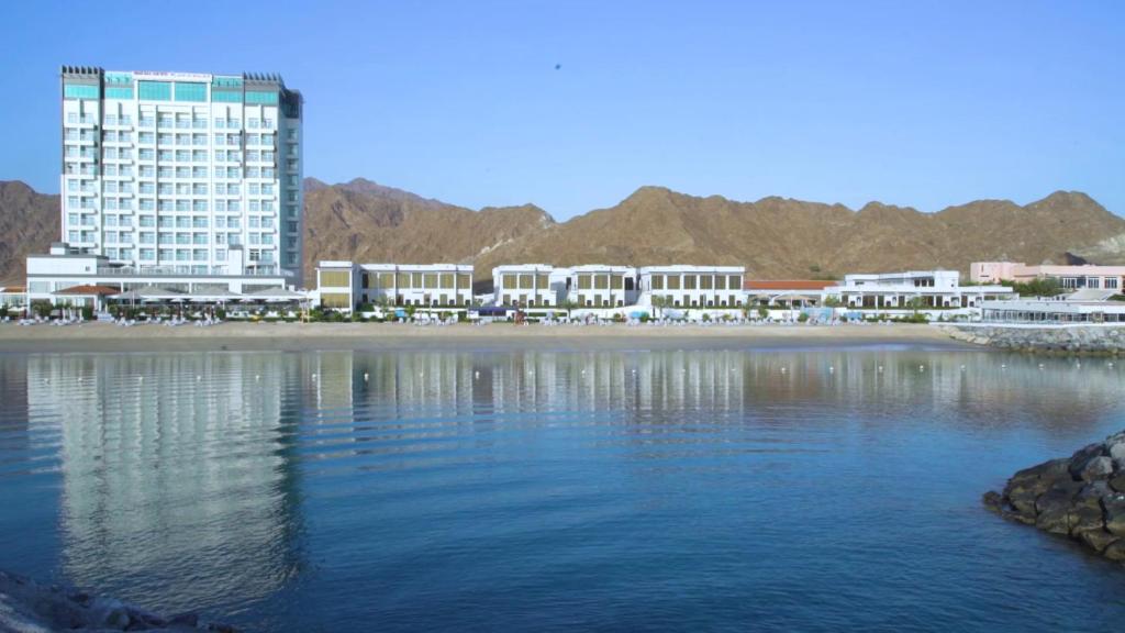 迪巴Mirage Bab Al Bahr Beach Resort的水岸的酒店