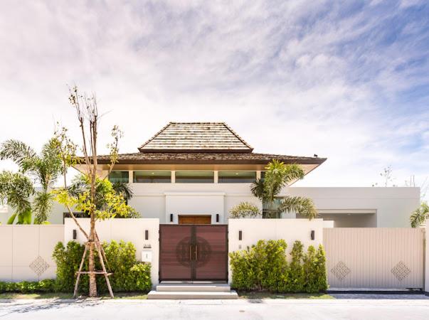 邦涛海滩Ananas villa Shambala grand Cherng Talay的一间白色的大房子,设有棕色的门